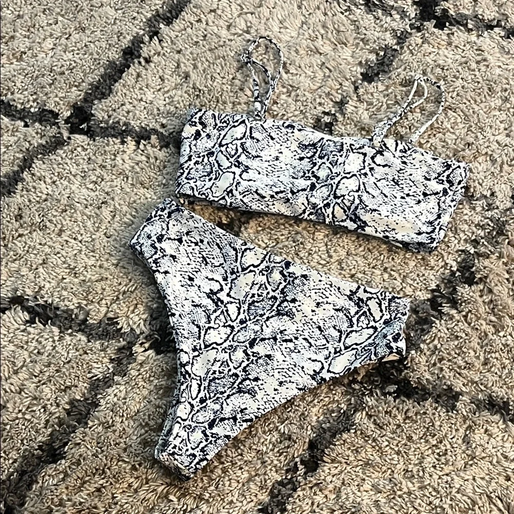 2X 🥂H P🥂 NWOT Zaful Snake Print Bikini Set - White & Blue - Picture 8 of 12
